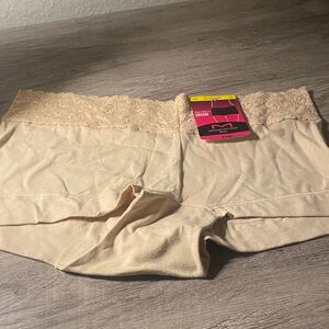 Maidenform Lace Trim boyshort in Beige
